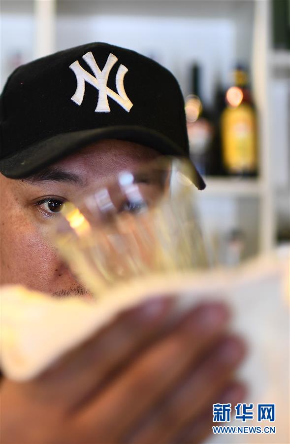 (玉樹(shù)抗震救災(zāi)10周年·圖片故事)(5)才仁俄賽與他的“JoSai Pub”