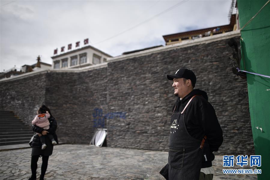 (玉樹(shù)抗震救災(zāi)10周年·圖片故事)(8)才仁俄賽與他的“JoSai Pub”