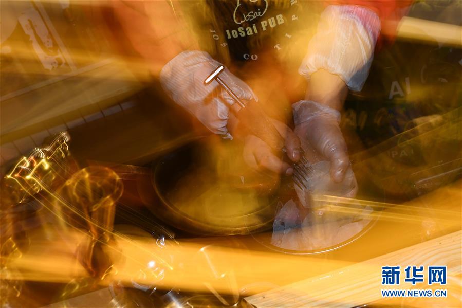 (玉樹(shù)抗震救災(zāi)10周年·圖片故事)(10)才仁俄賽與他的“JoSai Pub”