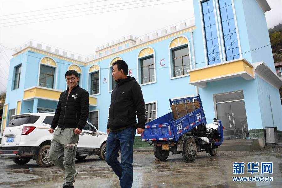 (脫貧攻堅·圖片故事)(13)扶貧相冊——藏族村寨的脫貧“貼心人”