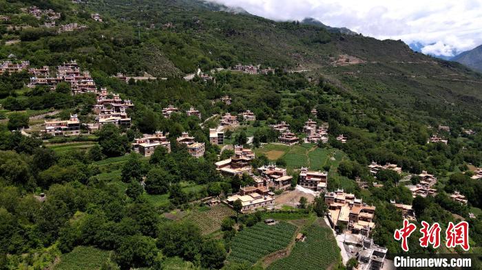 四川丹巴村民洛太的民宿致富夢：“除了好政策，自己更要有干勁”