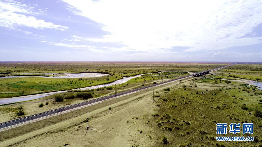(圖文互動(dòng))(1)格庫(kù)鐵路青海段正式開(kāi)通運(yùn)營(yíng)
