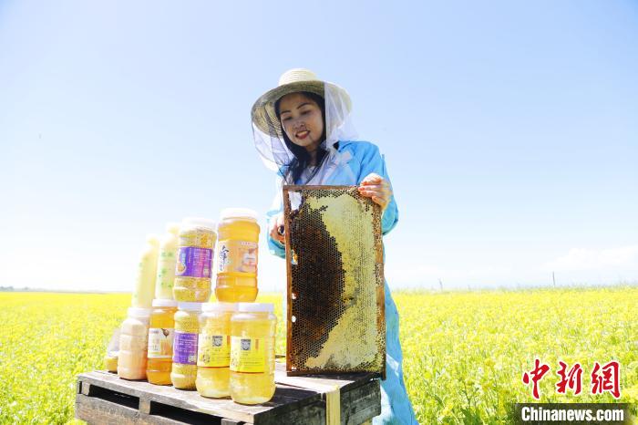 圖為蜂農(nóng)現(xiàn)場(chǎng)展示蜂產(chǎn)品?！●R銘言 攝