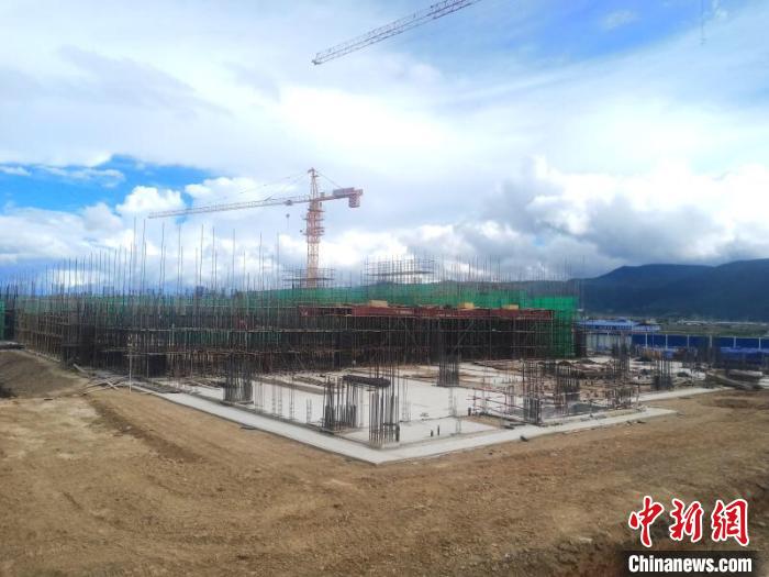 圖為香格里拉站實現(xiàn)封頂。中國鐵路昆明局集團供圖