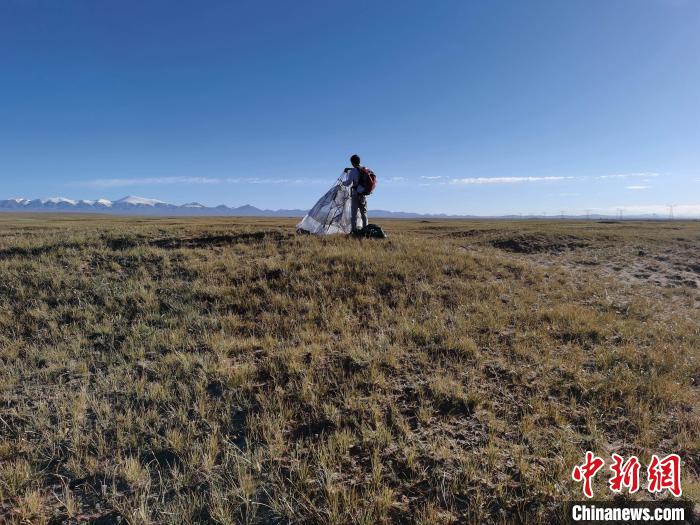 圖為索南達(dá)杰保護(hù)站保護(hù)隊(duì)員在可可西里找到露營的葉某?！∴嚭Ｆ?攝