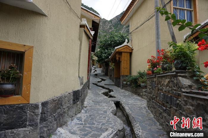 沿溪流分布的若吉村民宿。　祝歡 攝