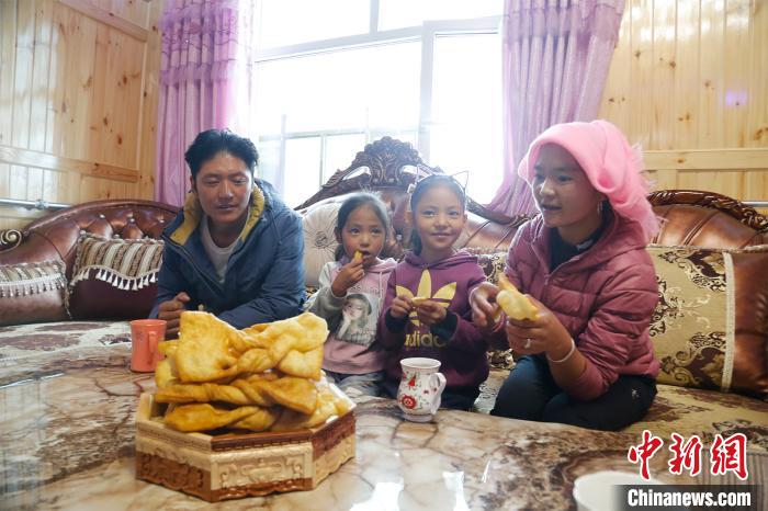 圖為項(xiàng)青達(dá)杰一家人合影?！●R銘言 攝