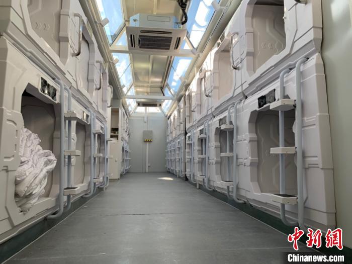 圖為火星營(yíng)地“太空艙”?！O睿 攝