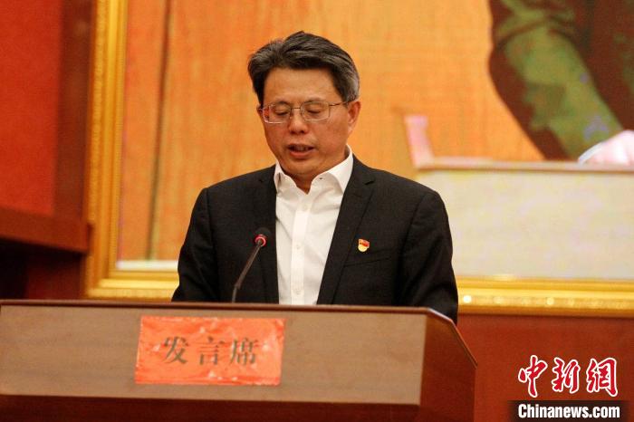 圖為果洛州委常委、副州長(zhǎng)、上海市援青聯(lián)絡(luò)組組長(zhǎng)馮志勇總結(jié)對(duì)口支援十年工作?！」逯菸麄鞑抗﹫D 攝