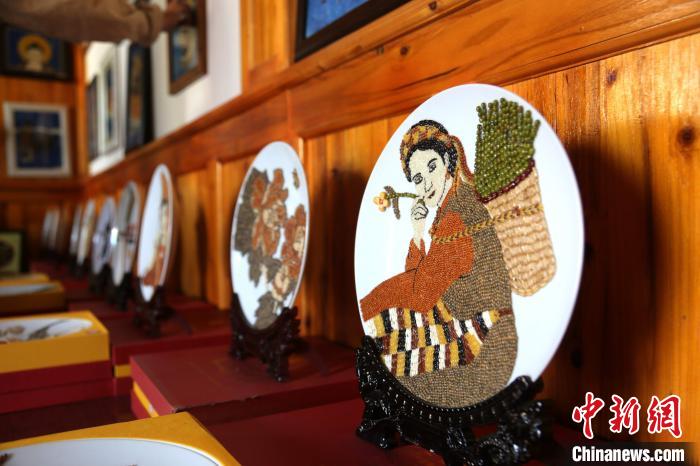 青海尖扎“五谷畫(huà)”藝人似“神筆馬良”：巧把糧食變金沙