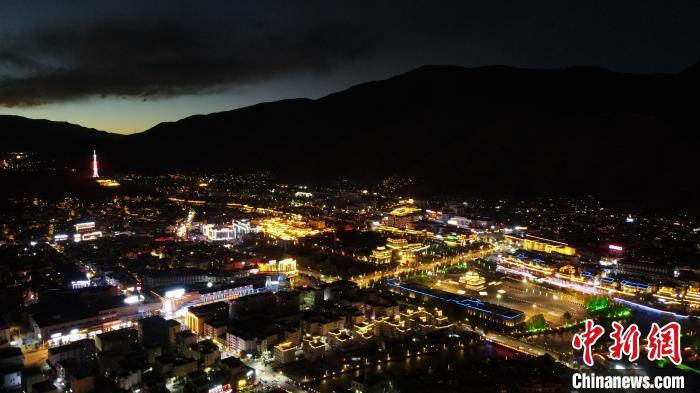 圖為玉樹市城市建設(shè)?！√K丹 攝