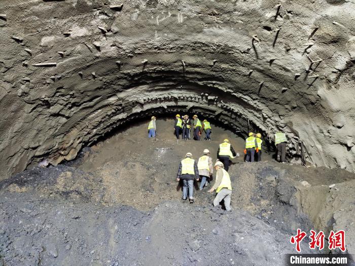 圖為久馬高速查針梁子隧道施工現(xiàn)場?！⊥貔i 攝