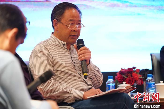 圖為青海省藝術(shù)研究所所長(zhǎng)、文化學(xué)者耿占坤發(fā)表觀點(diǎn)。　蘇丹 攝