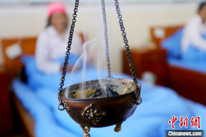 圖為藏醫(yī)熏藥療法?！「哒?攝