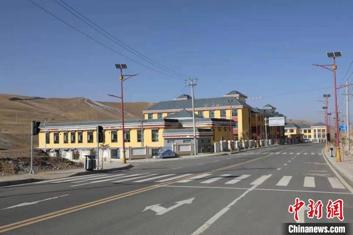 青海黃河岸畔“脫貧戰(zhàn)歌”：村民感受“穩(wěn)穩(wěn)的幸?！? oldsrc=