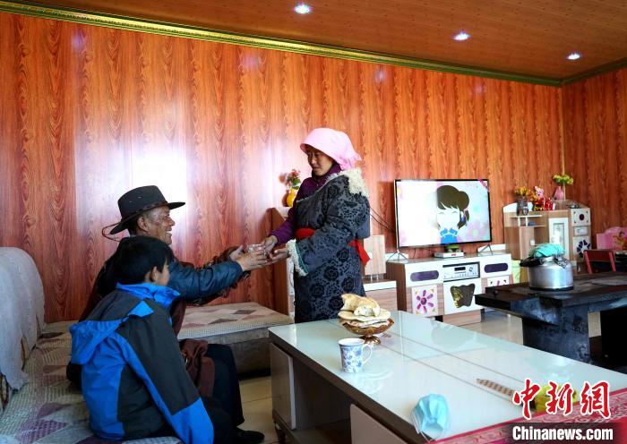 圖為易地搬遷后的哇保家?！〔彭検步?攝