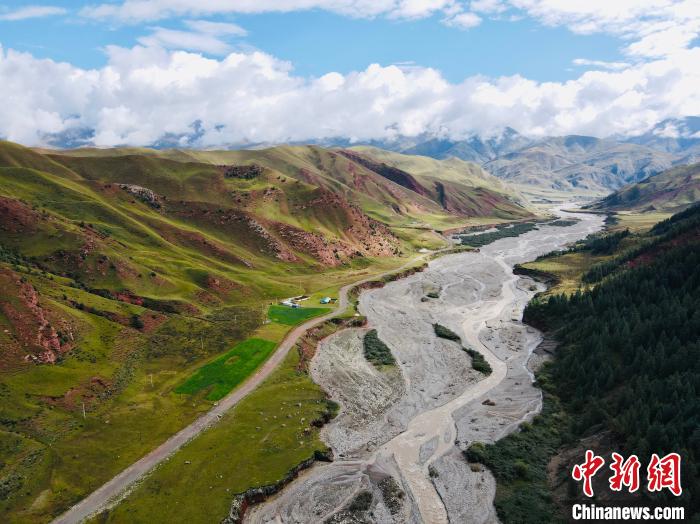資料圖為祁連山國家公園青海片區(qū)?！±罱瓕?攝