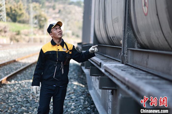 格西澤郎巡查?？康呢涍\列車?！√K志剛 攝