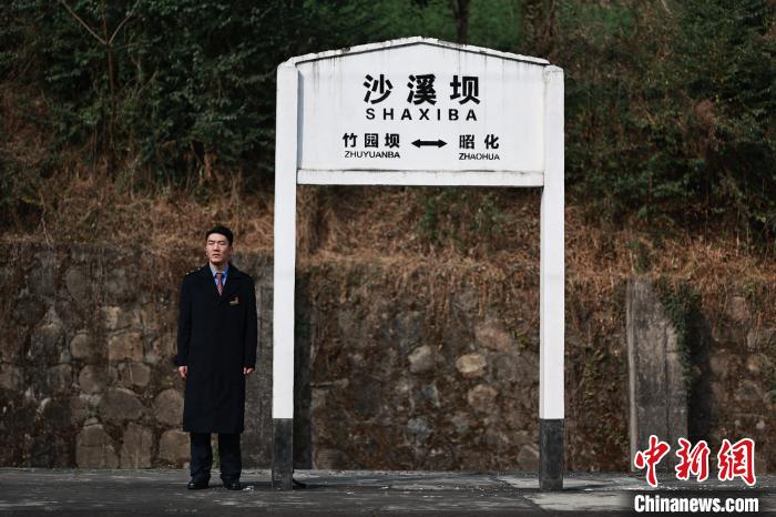 格西澤郎在沙溪壩站站臺值守?！√K志剛 攝