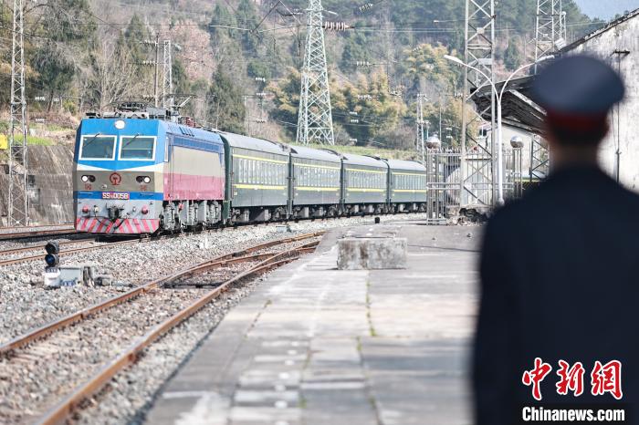 列車駛?cè)肷诚獕握尽！√K志剛 攝