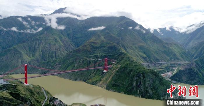 圖為雅康高速瀘定大渡河大橋?！⒅铱?攝