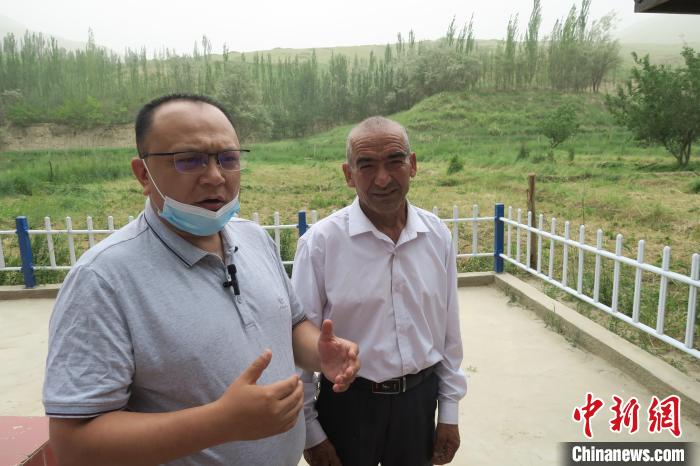 圖右為普魯村當(dāng)年迎接進(jìn)藏先遣連入村的見證者后代西日普·依布地?！畛坛?攝