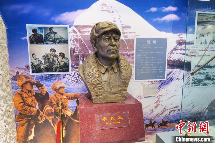 圖為南疆軍區(qū)某合成團(tuán)1連榮譽(yù)室，雕像是進(jìn)藏先遣英雄連總指揮李狄三?！畛坛?攝
