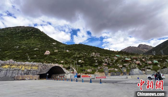 已建成通車的雀兒山隧道。　劉忠俊 攝