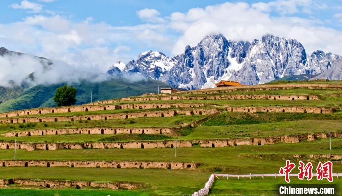 十八軍甘孜窯洞群。　劉忠俊 攝