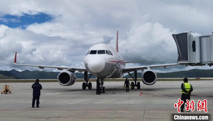 康定機場一架航班降落?！⒅铱?攝