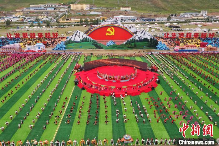 圖為玉樹(shù)藏族自治州成立70周年慶祝大會(huì)現(xiàn)場(chǎng)?！●R銘言 攝