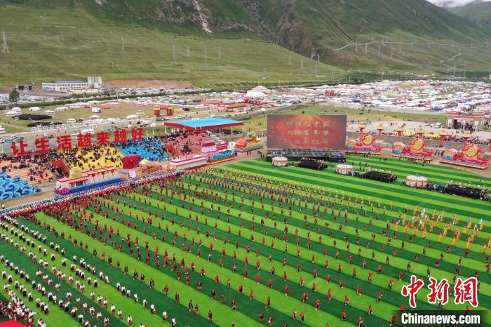 圖為玉樹(shù)藏族自治州成立70周年慶祝大會(huì)現(xiàn)場(chǎng)?！●R銘言 攝