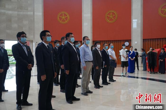 圖為掛牌儀式現(xiàn)場(chǎng)?！∨擞隄?攝