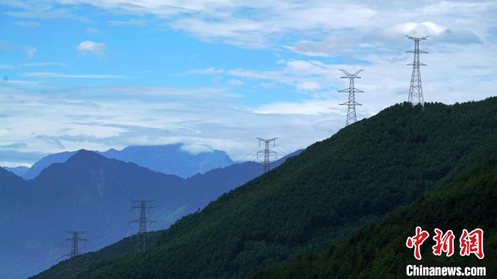 甘蜀改500千伏線路二郎山上架線施工現(xiàn)場(chǎng)。　譚謝陽 攝