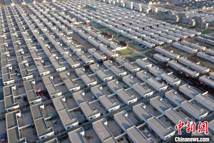 圖為蘭州新區(qū)移民安置區(qū)?！《P 攝