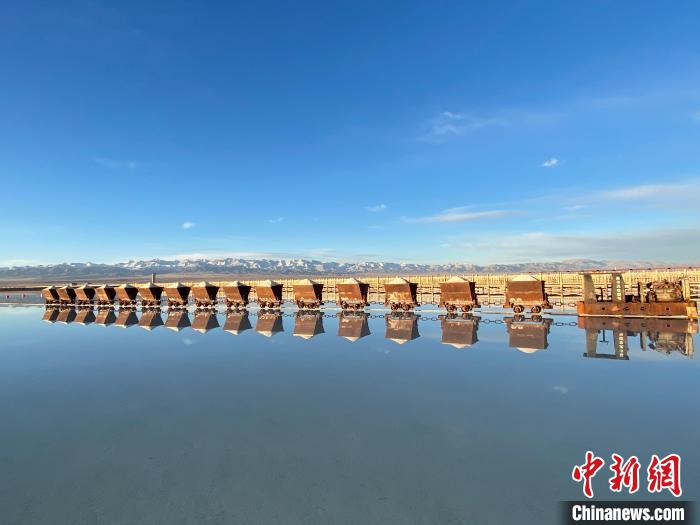 圖為小火車倒影在湖中，湖面如圖明鏡一般?！●R翔 攝