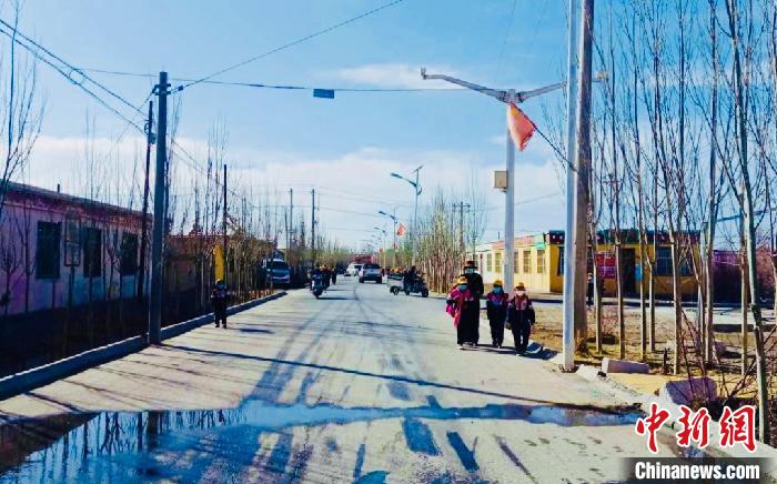 圖為黃河源昆侖社區(qū)馬路的一角。　格爾木市委宣傳部 供圖