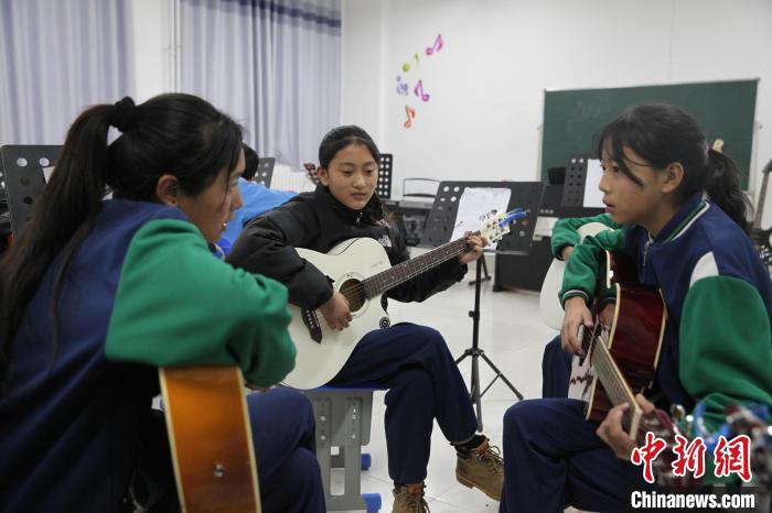 青?，斍撸簻p負(fù)不減質(zhì)“均衡發(fā)展”是教育關(guān)鍵詞