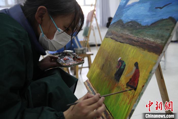 圖為學(xué)生跟著老師學(xué)習(xí)繪畫(huà)。　胡貴龍 攝