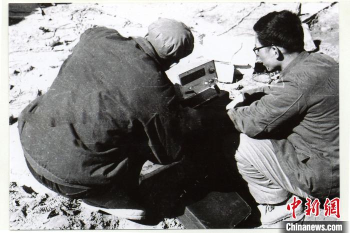 中鐵西北院科技工作者在風火山觀測站收集儀表數據。(資料圖) 中鐵西北科學研究院供圖