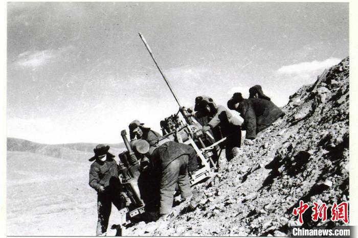 中鐵西北院科技工作者肩挑手扛運送地質鉆機。(資料圖) 中鐵西北科學研究院供圖