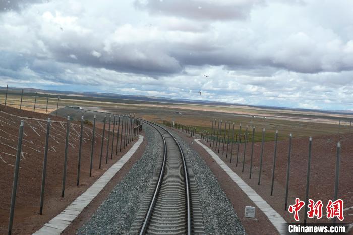 圖為熱棒技術在青藏鐵路凍土區(qū)的應用。(資料圖) 中鐵西北科學研究院供圖