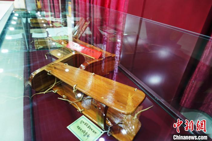 圖為藏醫(yī)外治骨科夾板?！●R銘言 攝