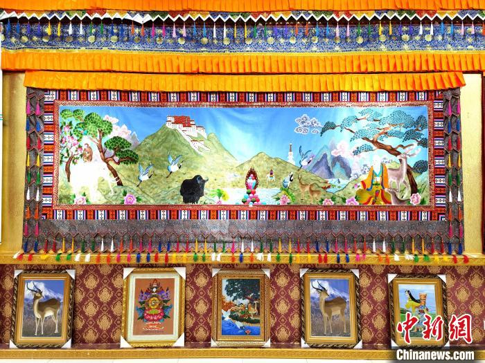 圖為藏繡作品。　祁增蓓 攝