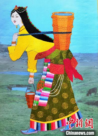 圖為藏繡作品《背水姑娘》?！∑钤鲚?攝