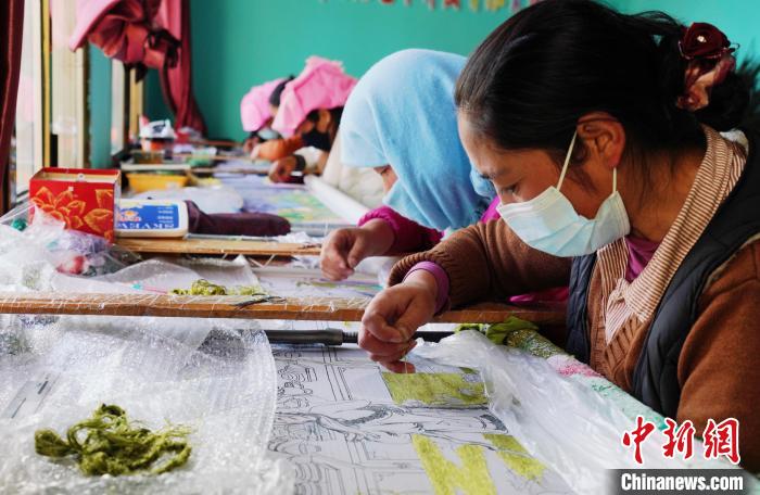 圖為繡娘正在進行刺繡?！●R銘言 攝