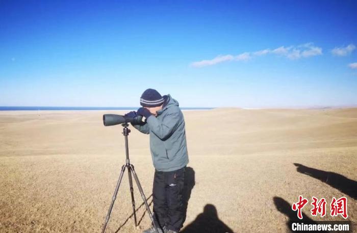 圖為工作人員正在進(jìn)行監(jiān)測(cè)?！∏嗪：皡^(qū)保護(hù)利用管理局供圖