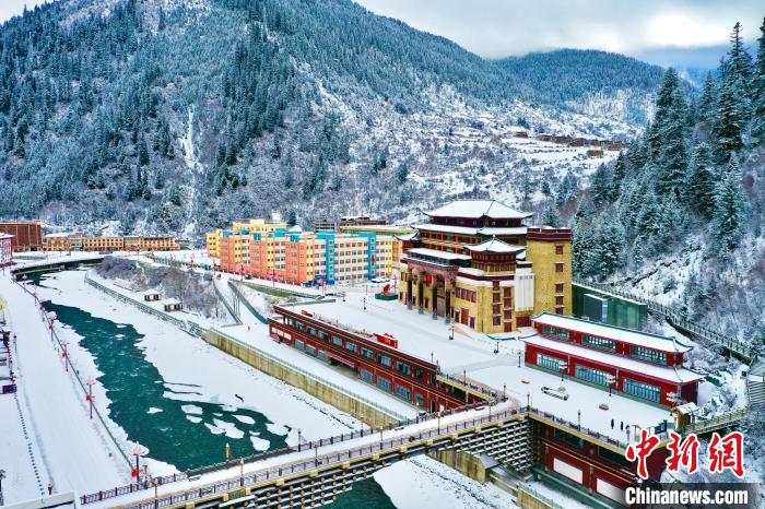壤塘的雪后美景?！∪捞量h融媒體中心供圖