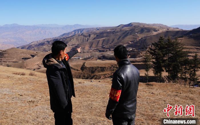 圖為桑杰加(左)和同事望向遠方?！●R銘言 攝