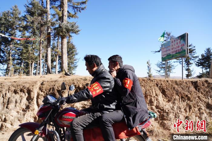 圖為同事騎摩托車載著桑杰加(后)前往林場?！●R銘言 攝